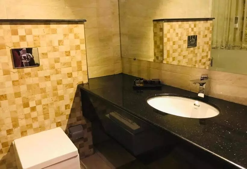 اتاق سوپریور سه تخته, Royaute Luxury Hotel Sialkot