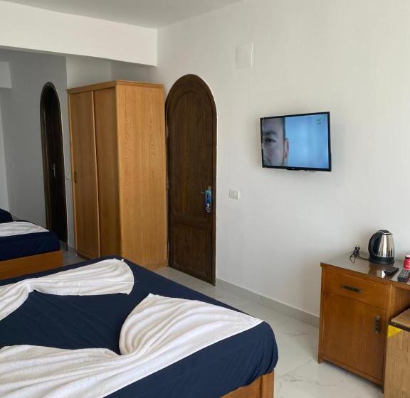 חדר דלוקס לשלושה עם נו לים, Penguin Village Dahab