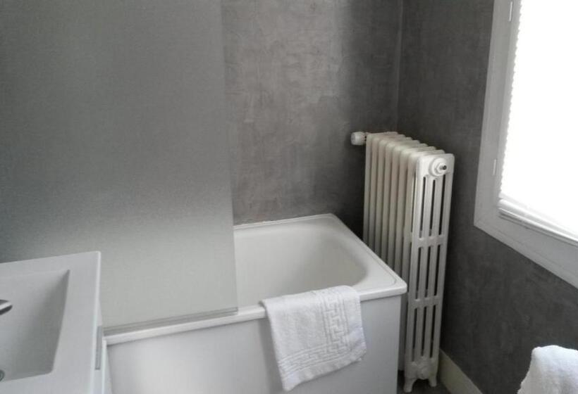 غرفة قياسية ثلاثية ذات اطلالة, De L'univers