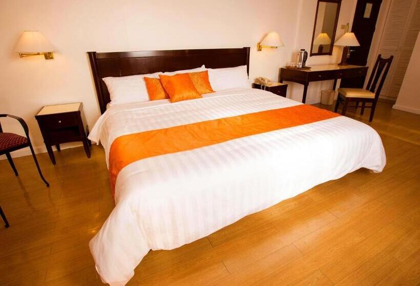 سوییت جونیور, Harbor Town