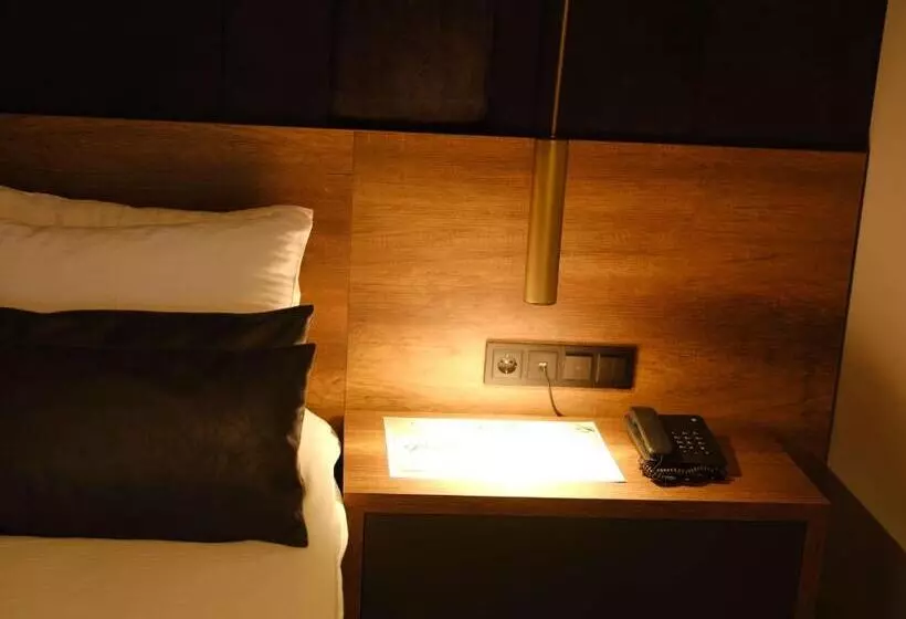 اتاق استاندارد سه نفره, Sennacity