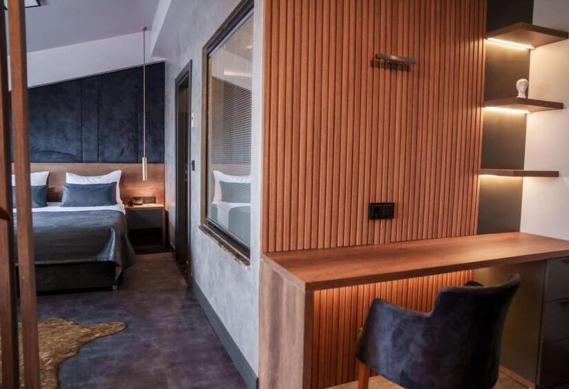 강 전망 스위트, Sennacity