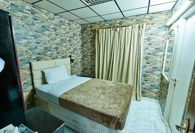 标准单人间, West