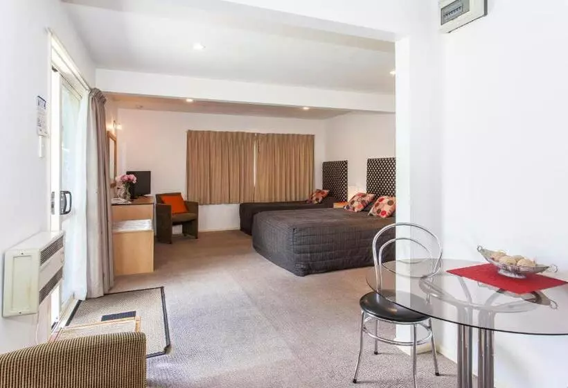 استودیوی استاندارد, Casino Court Motor Lodge