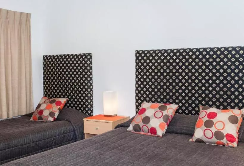 استودیوی استاندارد, Casino Court Motor Lodge