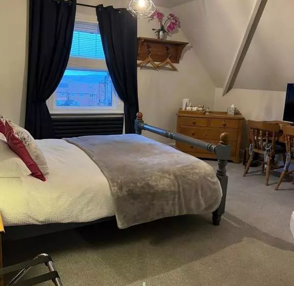 キングサイズベッドのスタンダードルーム, Overdale Room Only And Free Parking
