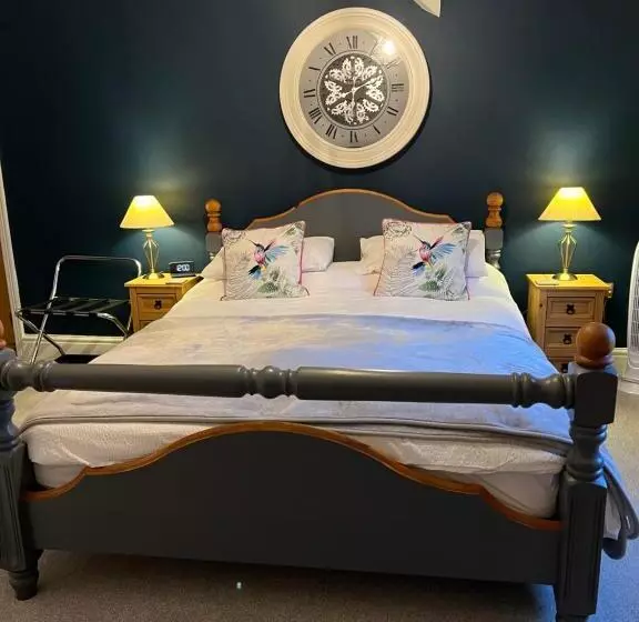キングサイズベッドのスタンダードルーム, Overdale Room Only And Free Parking