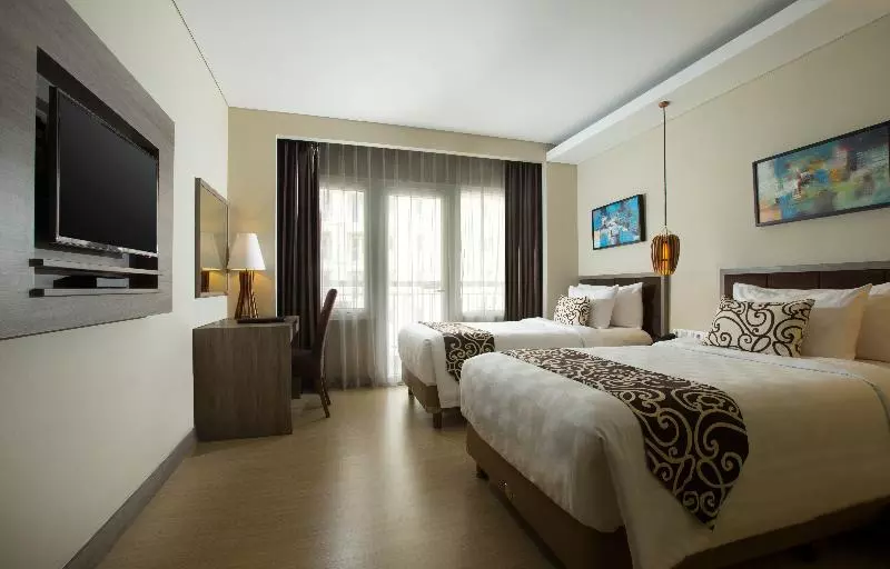 اتاق خانوادگی تودرتو, Serenity Alma Heights Ex Serenity Fun City