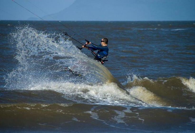 オーシャンビューバルコニー付きワンベッドルームアパートメント, The York Beachfront Holiday Apartments