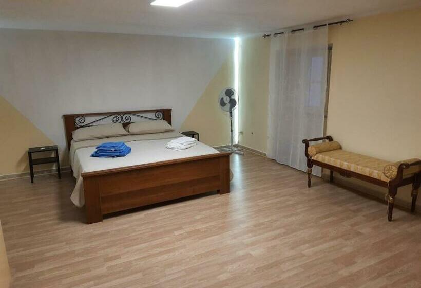 Трехместный Номер Стандарт Совместная Ванная, Makella