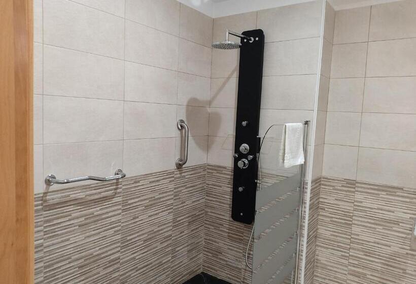 Quarto Standard para Deficientes, Donas E Cabaleiros