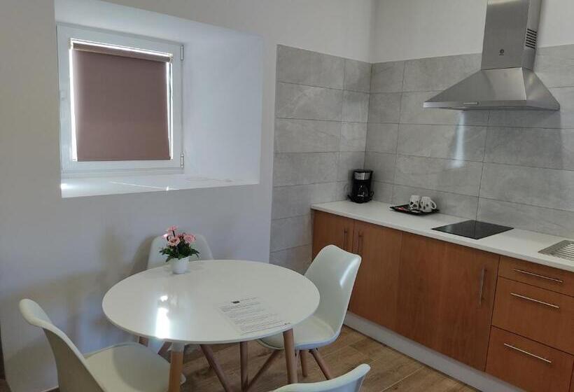 Quarto Standard para Deficientes, Donas E Cabaleiros