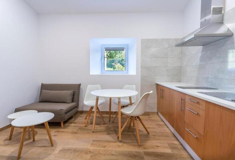 Quarto Standard para Deficientes, Donas E Cabaleiros