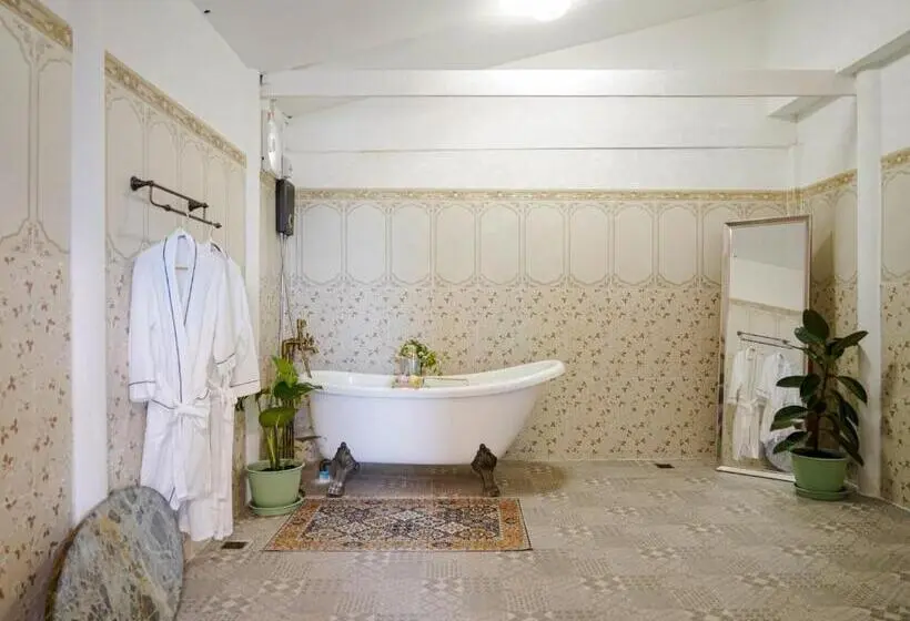 キングサイズベッドのデラックススイート, Roomquest Baan Khun Phra The Iconic Residence