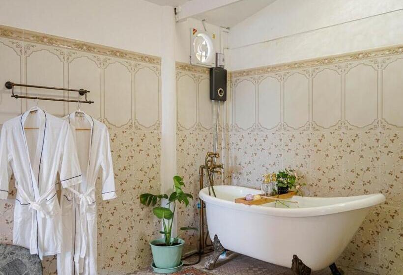 キングサイズベッドのデラックススイート, Roomquest Baan Khun Phra The Iconic Residence