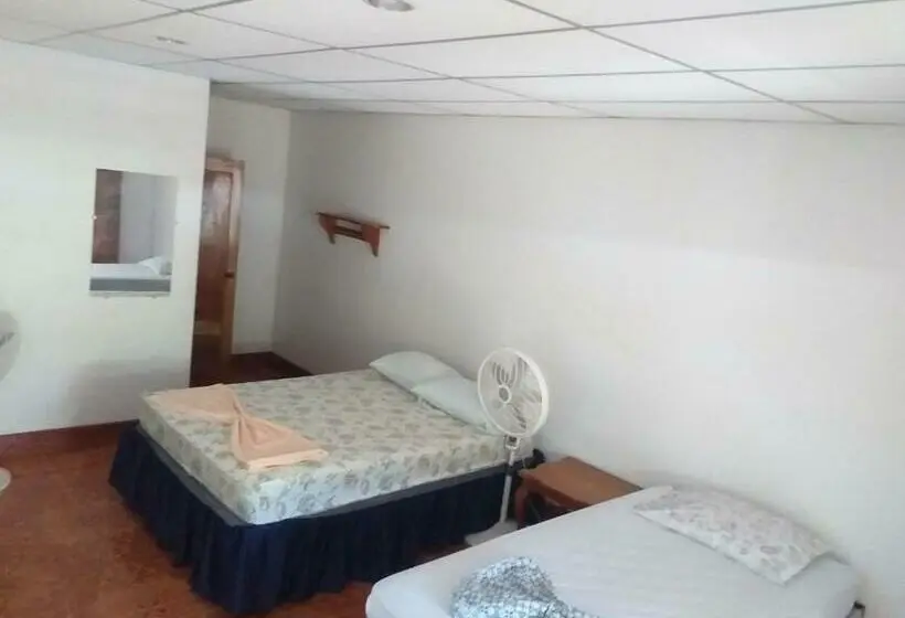 スタンダードトリプルルーム, Hostal Bullshark