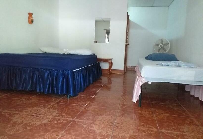 غرفة قياسية ثلاثية, Hostal Bullshark