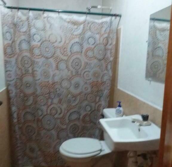 غرفة قياسية ثلاثية, Hostal Bullshark