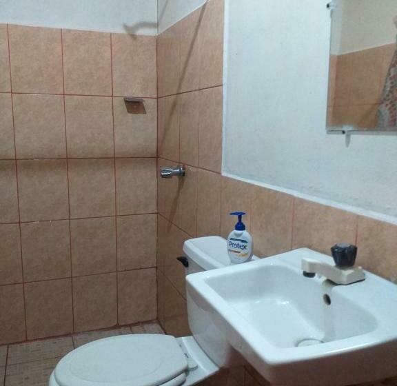 بنجلو قياسى, Hostal Bullshark