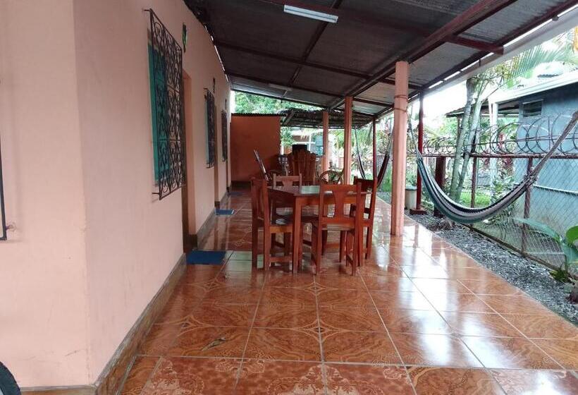 غرفة عائلية, Hostal Bullshark