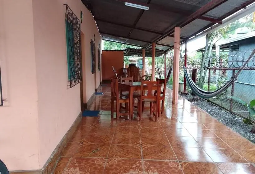 ファミリールーム, Hostal Bullshark