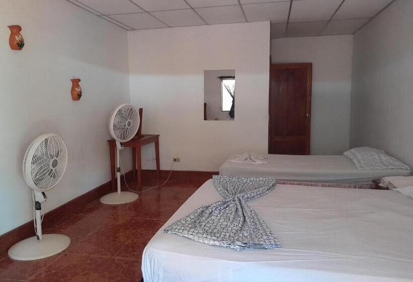 غرفة قياسية ثلاثية, Hostal Bullshark