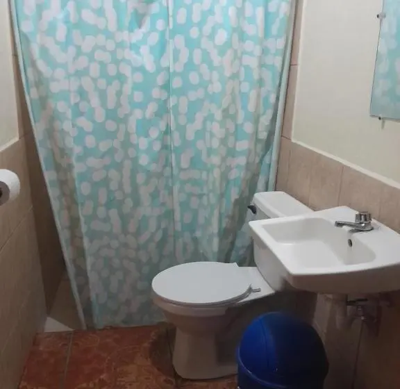 エコノミートリプルルーム, Hostal Bullshark