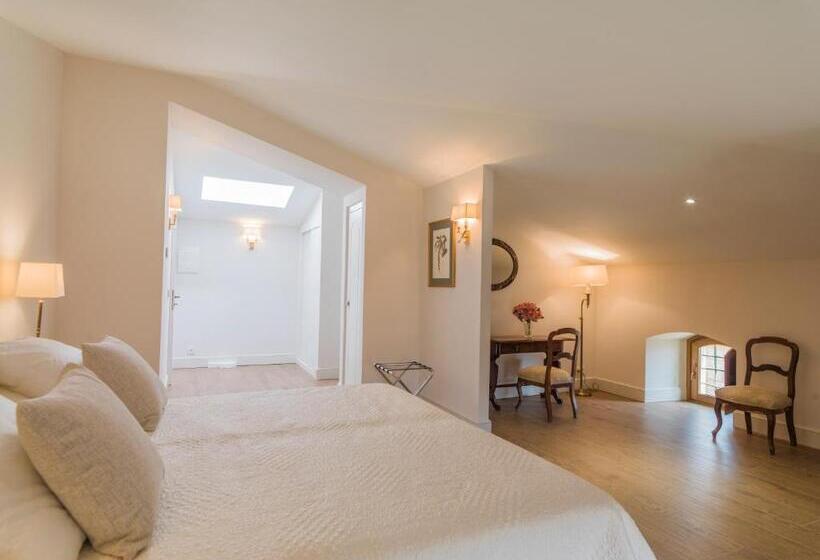 جناح جونيور, Hospedium Hotel La Lozana