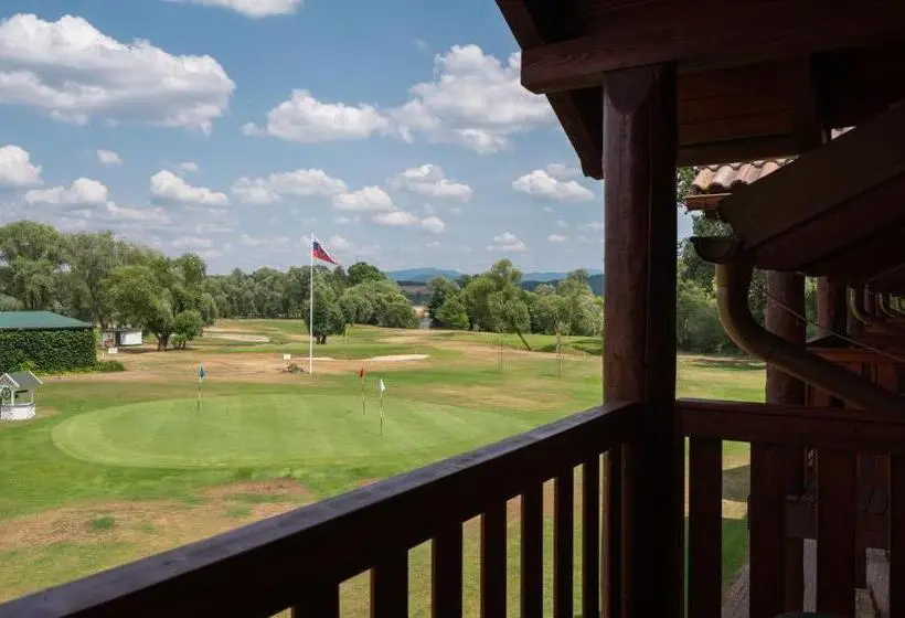 ガーデンビュースタンダードルーム, Tri Duby Golf Apartments