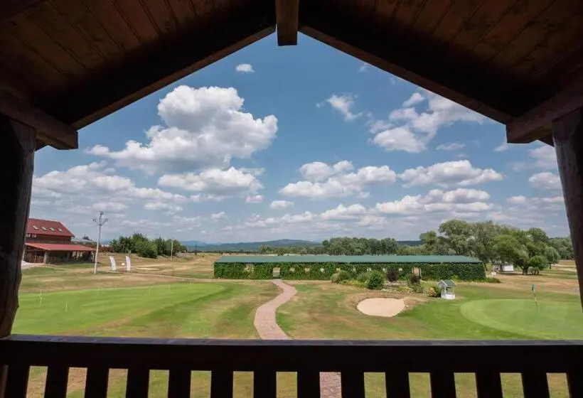 ガーデンビュースタンダードルーム, Tri Duby Golf Apartments
