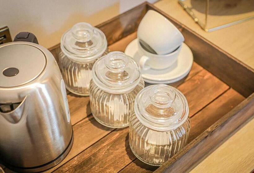 חדר משפחתי, Hope And Anchor