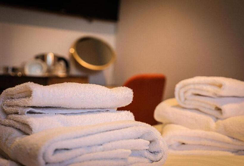 חדר משפחתי, Hope And Anchor