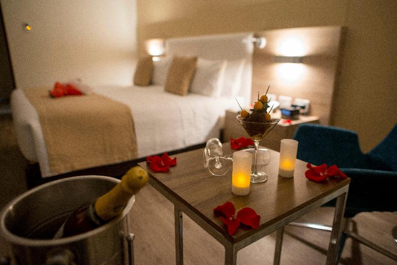 キングサイズベッドのスタンダードルーム, Holiday Inn Cúcuta, An Ihg
