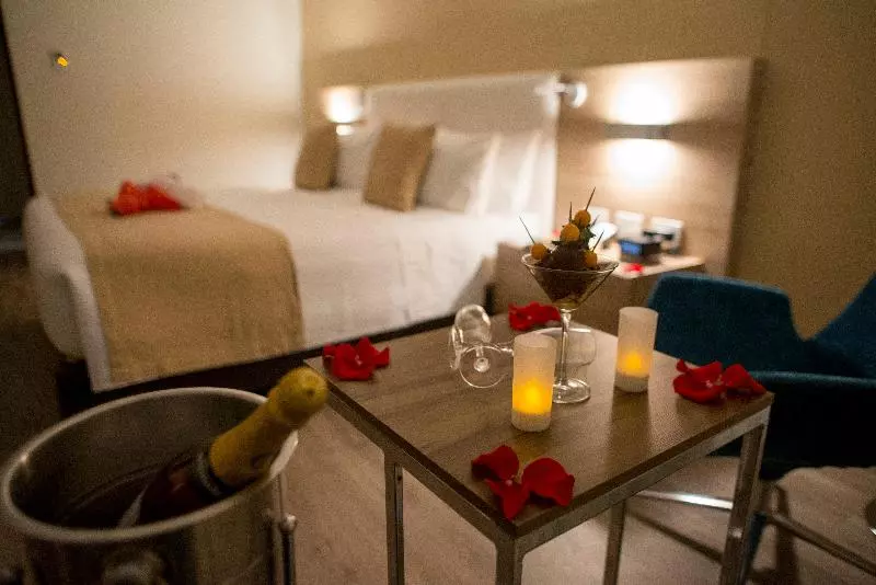 キングサイズベッドのスタンダードルーム, Holiday Inn Cúcuta, An Ihg