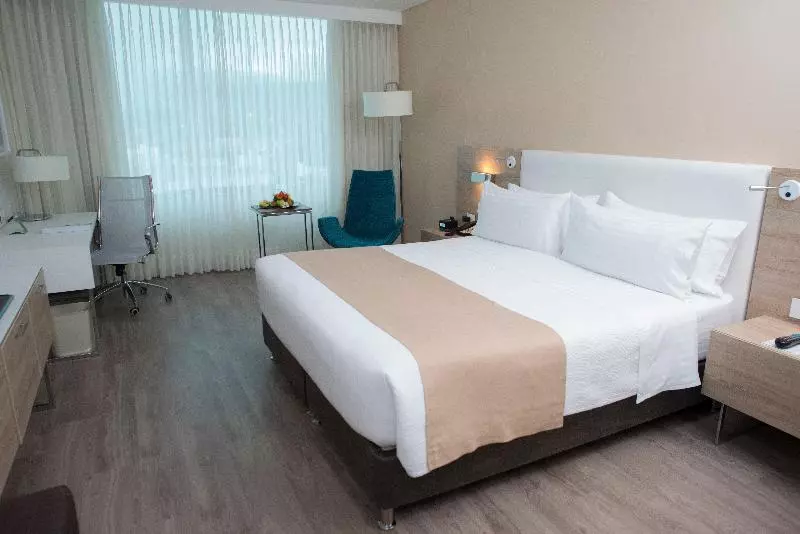 キングサイズベッドのエクゼクティブルーム, Holiday Inn Cúcuta, An Ihg