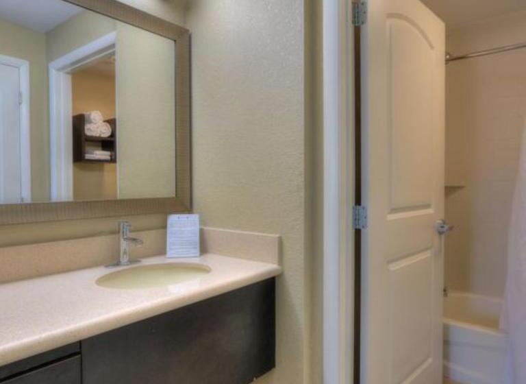 스탠다드 스튜디오 킹침대, Staybridge Suites Knoxville West, An Ihg