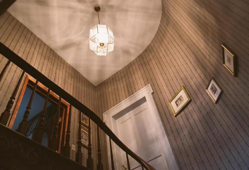 מיטת קינג בסוויטה, The Mount Vernon Inn