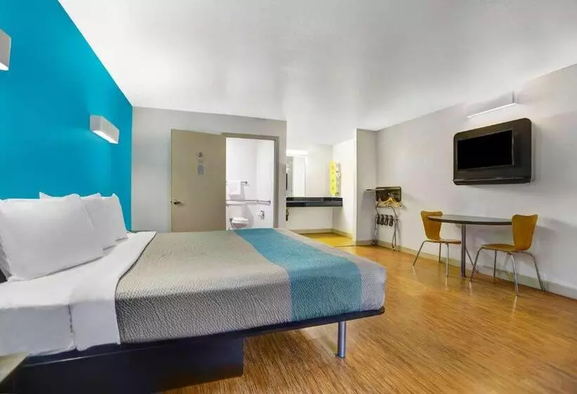 اتاق استاندارد با تخت بزرگ برای معلولان, Motel 6anderson, Ca Redding Airport