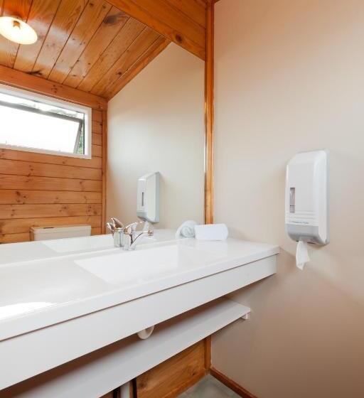 豪华工作室, Outrigger Motel