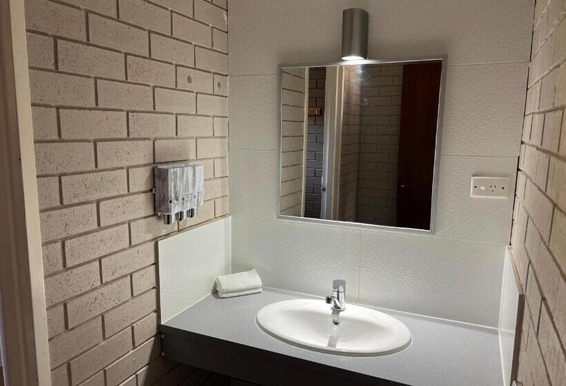 חדר משפחתי, Tumut Valley Motel