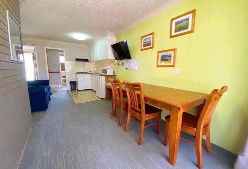 חדר משפחתי, Tumut Valley Motel