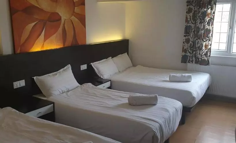 コンフォートトリプルルーム, Heathrow Inn
