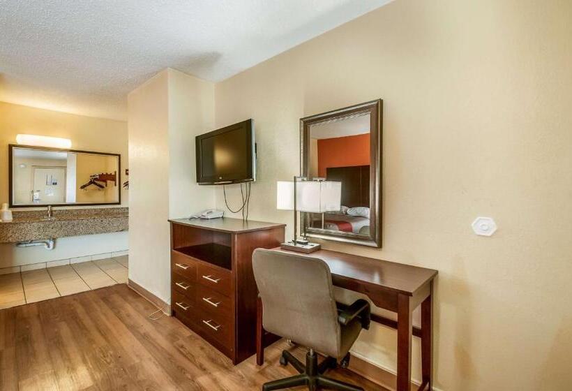 Economy Quadruple Room, Motel 6 Washington Dc Convention Center