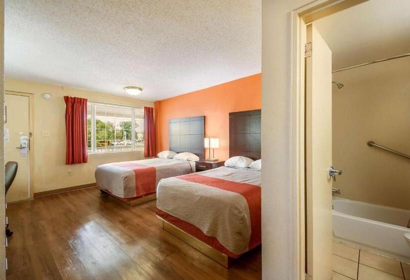 Economy Quadruple Room, Motel 6 Washington Dc Convention Center