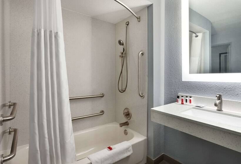 障害者適応デラックスルーム, Baymont Inn & Suites Shawnee