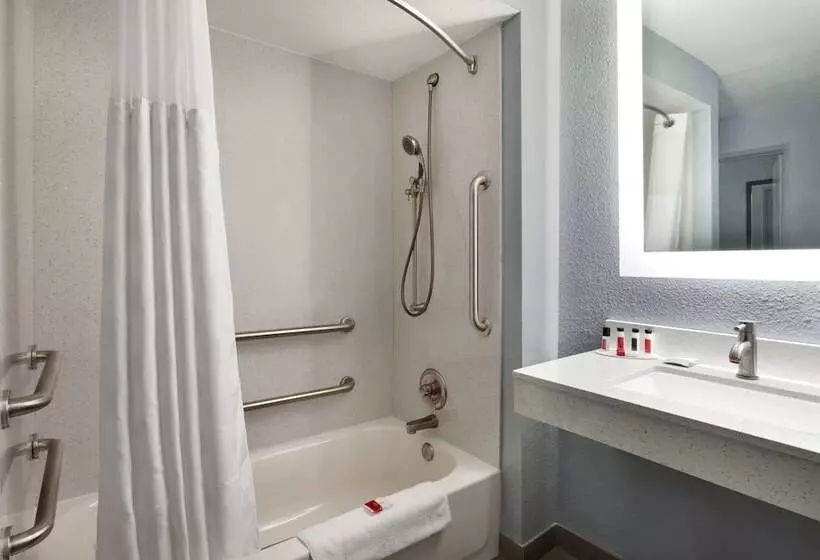 障害者適応デラックスルーム, Baymont Inn & Suites Shawnee
