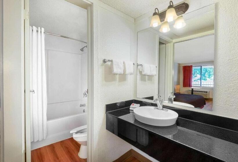 Номер Стандарт Кровать Кинг Адаптированный для Инвалидов, Travelodge By Wyndham Essington / Philadelphia Airport