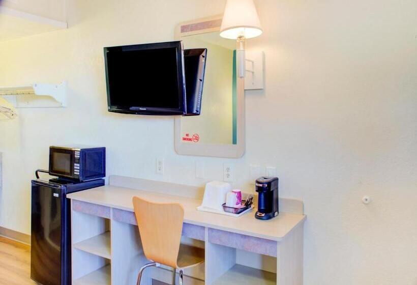 Номер Deluxe Кровать Кинг, Travelodge By Wyndham Miles City
