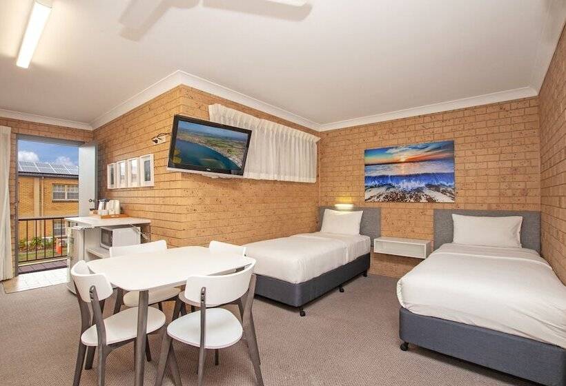 اتاق خانوادگی, Coast Inn Motel