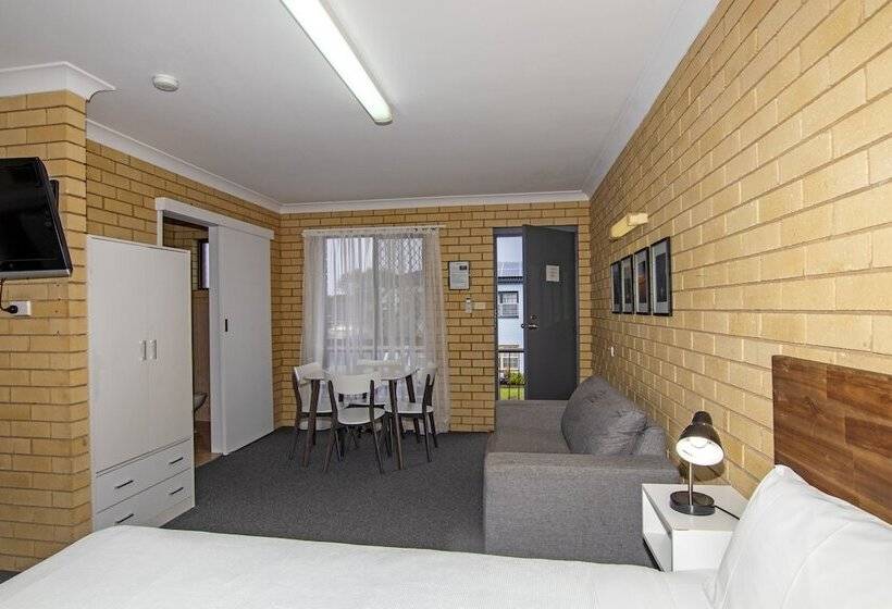 اتاق خانوادگی, Coast Inn Motel